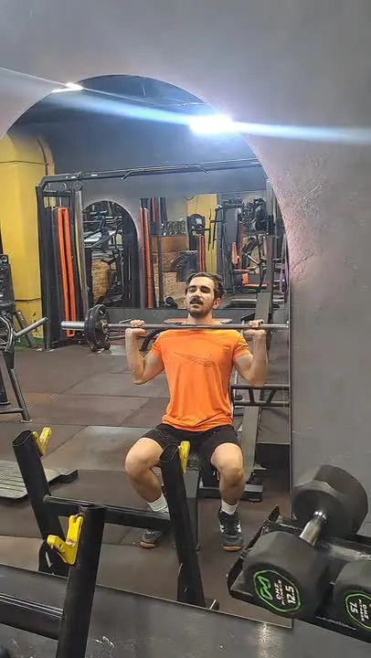 پرس سرشانه با هالتر نشسته
