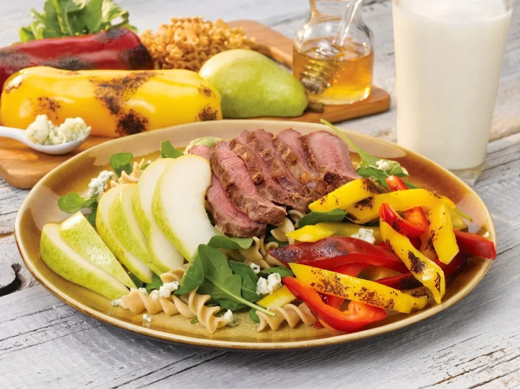 سالاد پاستا با استیک و گلابی